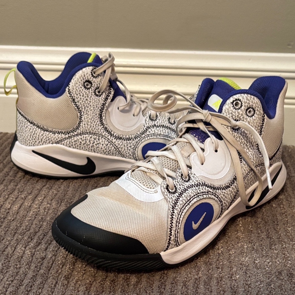 Nike Mens Fly.By Mid-2 Basketball Shoes- Mens size 8.5, Women’s size 10